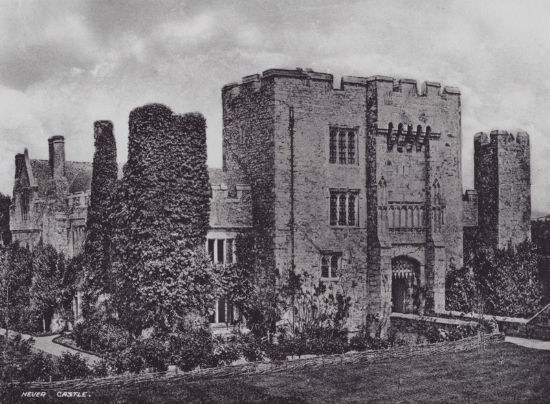 Hever Castle (s/w Foto) von Charles Essenhigh Corke