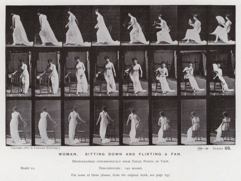 Die menschliche Figur in Bewegung: Frau, die sich hinsetzt und mit einem Fächer flirtet von Eadweard Muybridge
