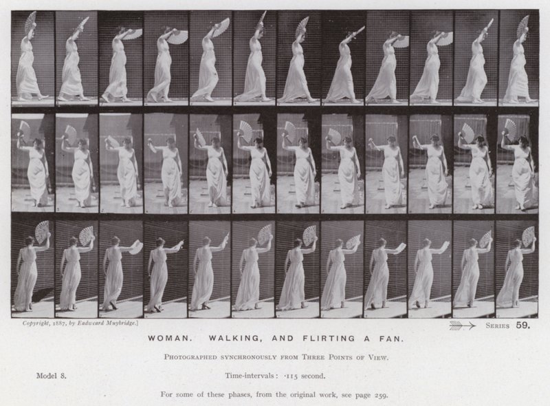 Die menschliche Figur in Bewegung: Frau, geht und fächert sich von Eadweard Muybridge