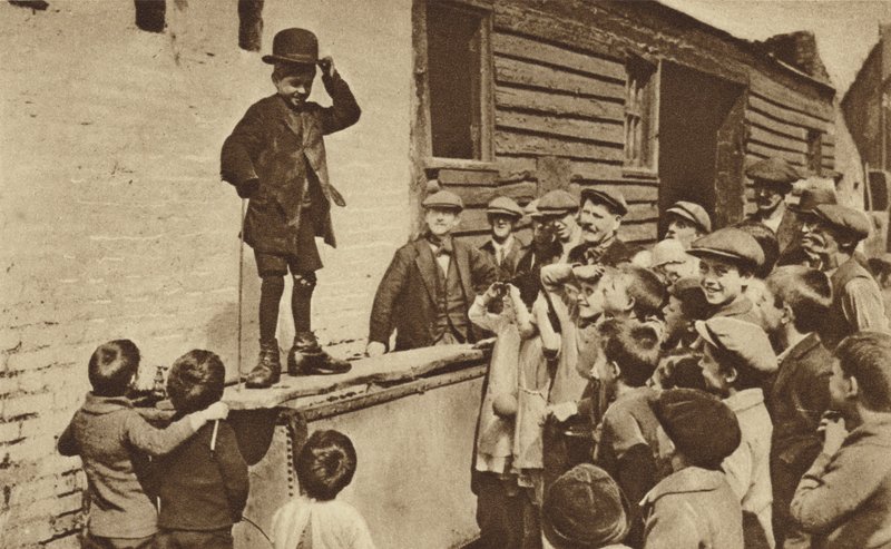 Ein aufstrebender Humorist aus dem East End macht eine Charlie Chaplin-Imitation (s/w Foto) von English Photographer