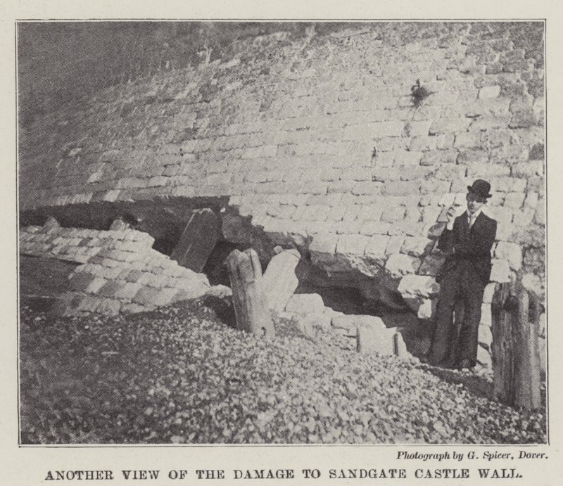 Eine weitere Ansicht der Schäden an der Mauer von Sandgate Castle von English Photographer