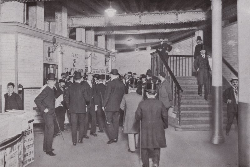 Am Bank Station der Central London Railway, Eingang von English Photographer