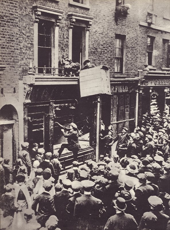 Angriff auf ein deutsches Geschäft in London, ca. 1914 von English Photographer