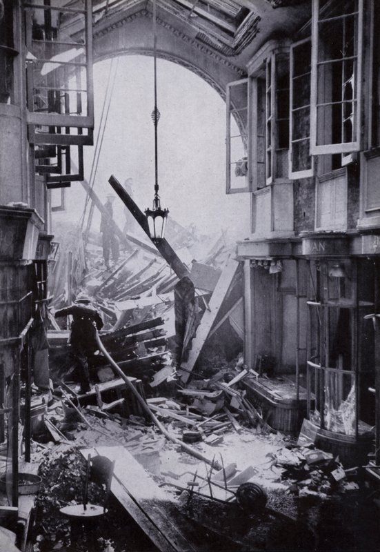 Bombenschaden an der Burlington Arcade, Piccadilly, London von English Photographer