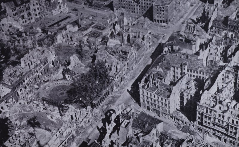 Bombenruinen von Berlin, Deutschland, Zweiter Weltkrieg von English Photographer