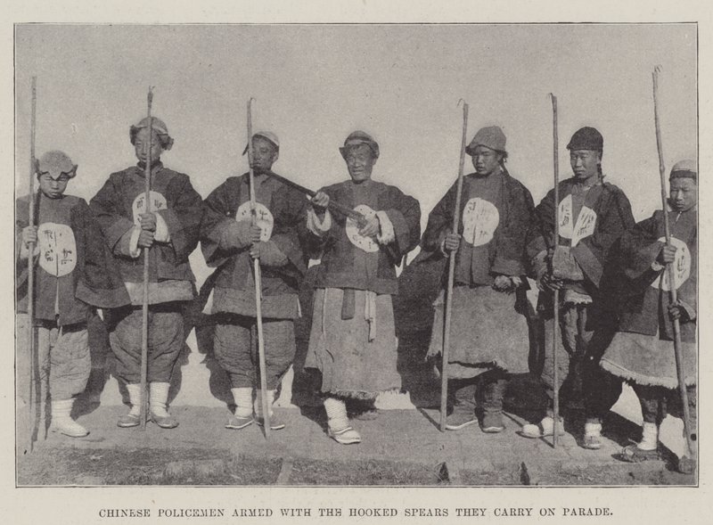Chinesische Polizisten bewaffnet mit den Hakenlanzen, die sie bei Paraden tragen von English Photographer