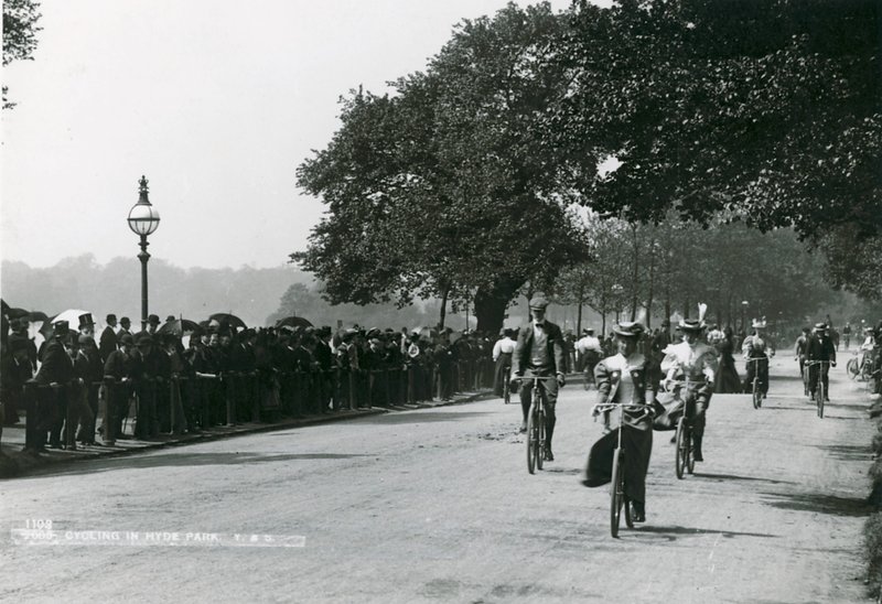 Radfahren im Hyde Park, ca. 1895 von English Photographer