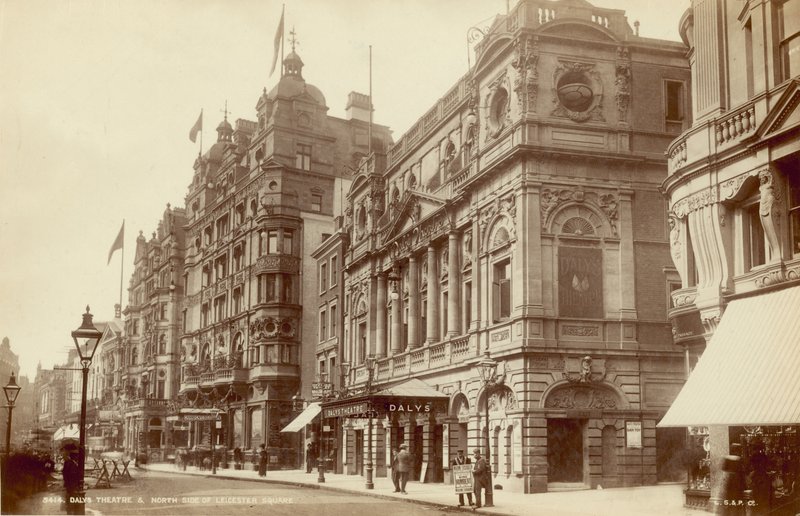 Dalys Theater und Nordseite des Leicester Square, London von English Photographer