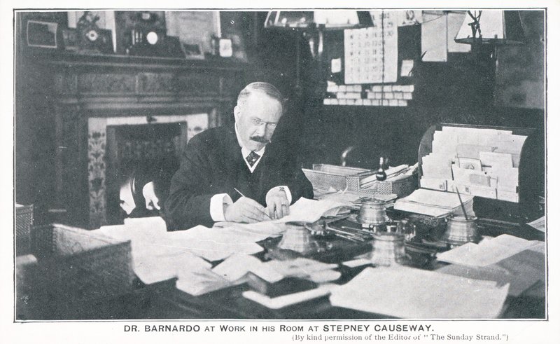 Dr. Barnardo bei der Arbeit in seinem Zimmer in Stepney Causeway von English Photographer