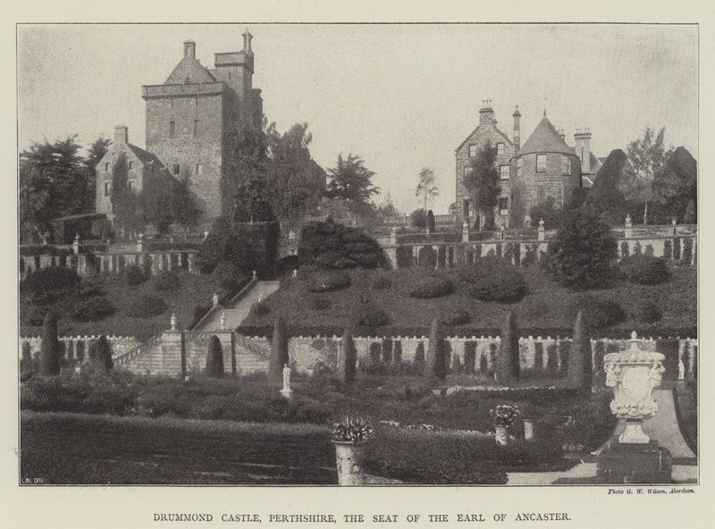 Drummond Castle, Perthshire, der Sitz des Earl of Ancaster von English Photographer