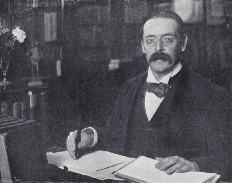 Edmund Gosse in seinem Arbeitszimmer (s/w Foto) von English Photographer