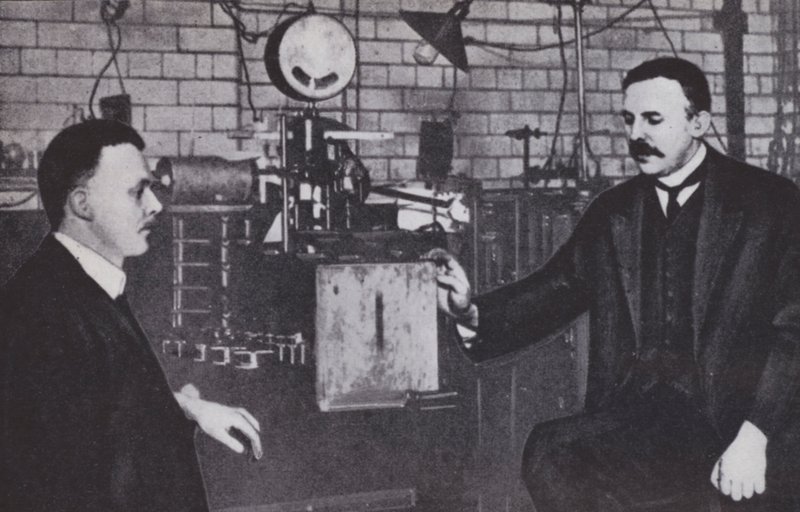 Ernest Rutherford und Hans Geiger im Physiklabor der Universität Manchester von English Photographer