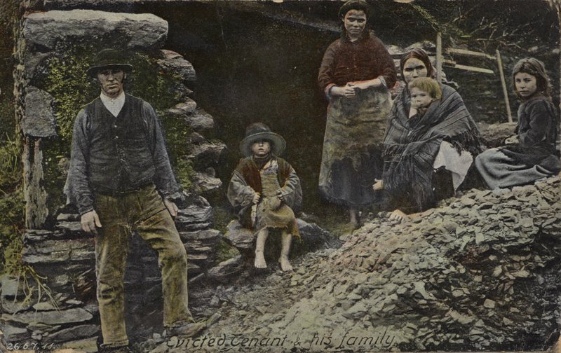 Zwangsgeräumter Mieter und seine Familie, Irland von English Photographer