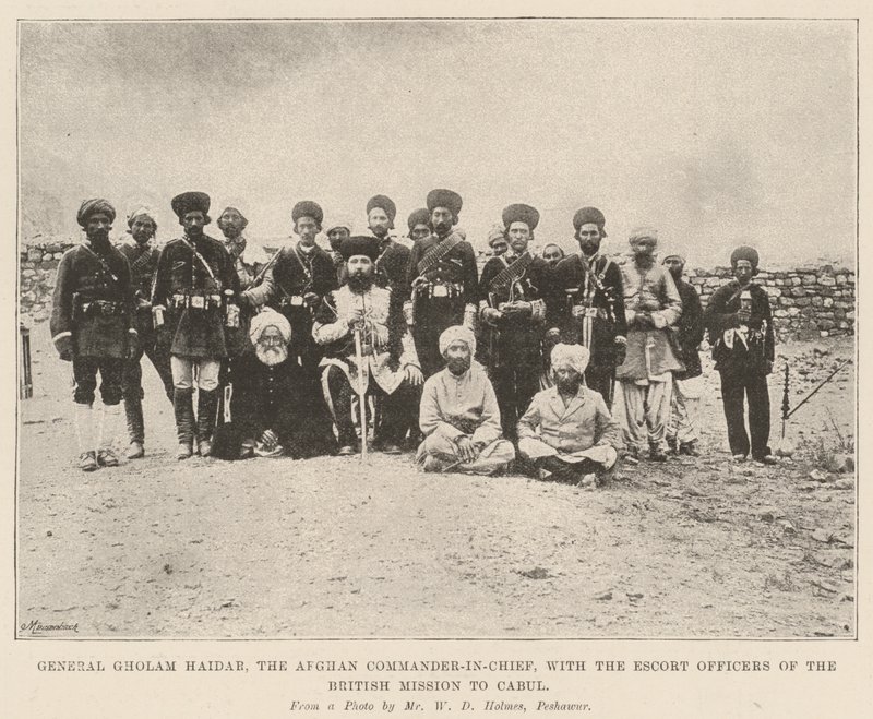General Gholam Haidar, der afghanische Oberbefehlshaber, mit den Begleitsoffizieren der britischen Mission in Kabul von English Photographer