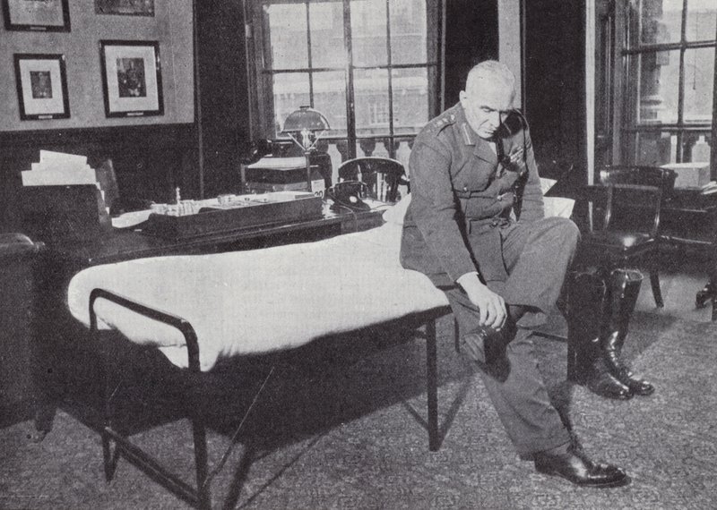 General Sir Edmund Ironside, Chef des Imperial General Staff, in seinem Büro im Kriegsministerium, wo er während des Zweiten Weltkriegs häufig schlief, 1939-1940 von English Photographer