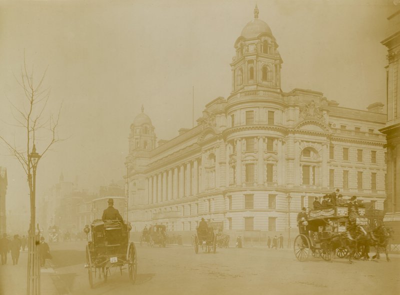 Allgemeine Ansicht des neuen Kriegsministeriums in Whitehall von English Photographer