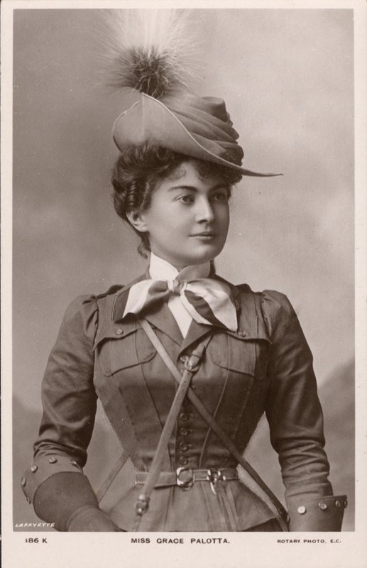 Grace Palotta, österreichischstämmige Bühnenschauspielerin, als Daisy in der musikalischen Komödie The Messenger Boy von English Photographer