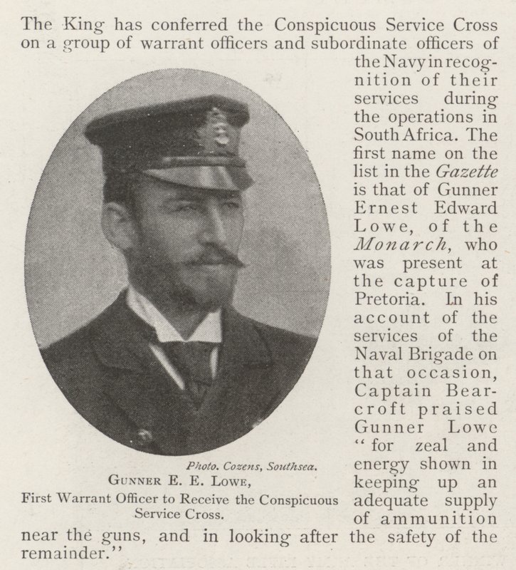 Gunner E. E. Lowe, erster Warrant Officer, der das Conspicuous Service Cross erhält von English Photographer
