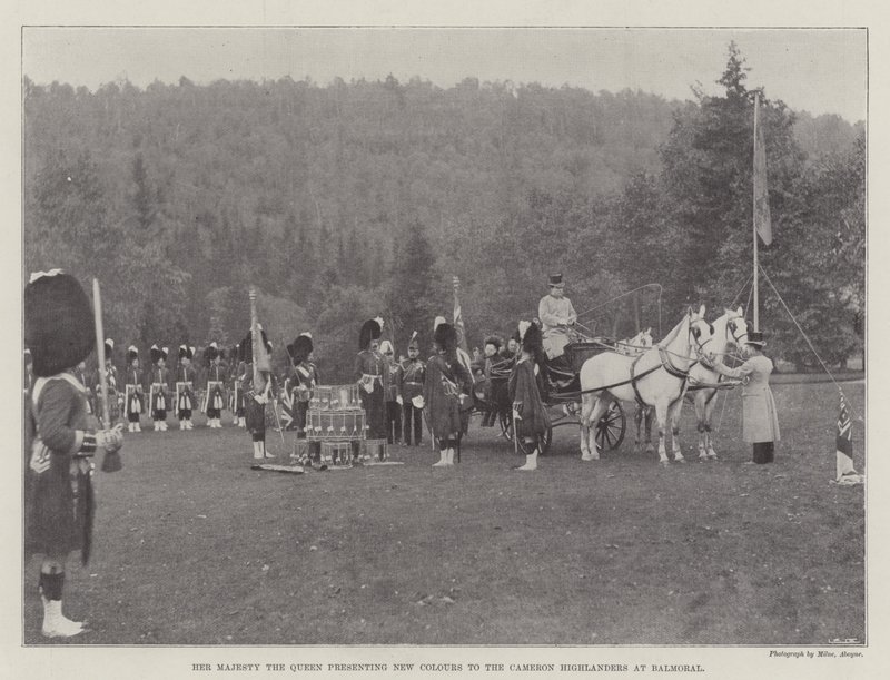 Ihre Majestät die Königin überreicht neue Farben an die Cameron Highlanders in Balmoral von English Photographer