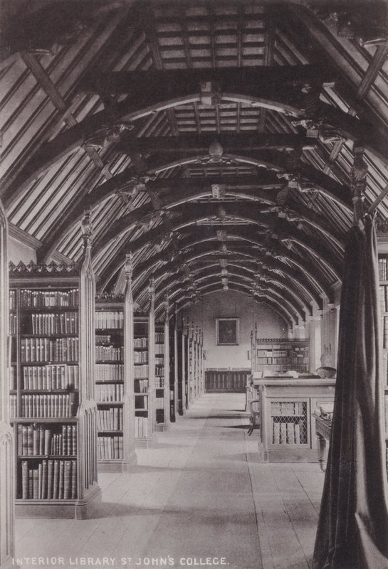 Innenansicht der Bibliothek, St. Johns College von English Photographer