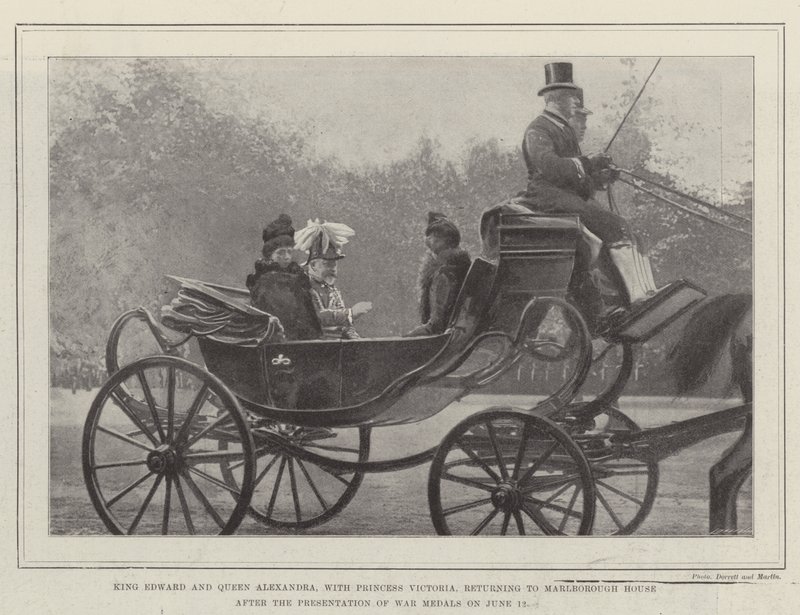 König Edward und Königin Alexandra mit Prinzessin Victoria, Rückkehr zum Marlborough House nach der Verleihung von Kriegsmedaillen am 12. Juni von English Photographer