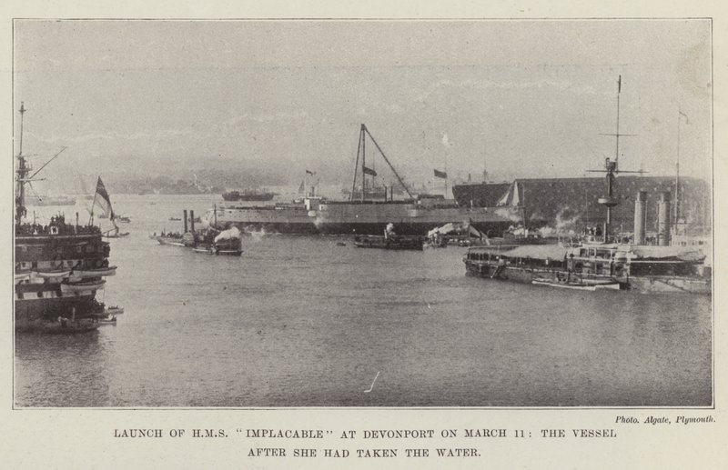 Stapellauf der HMS Implacable in Devonport am 11. März, das Schiff nach dem Wasserkontakt von English Photographer