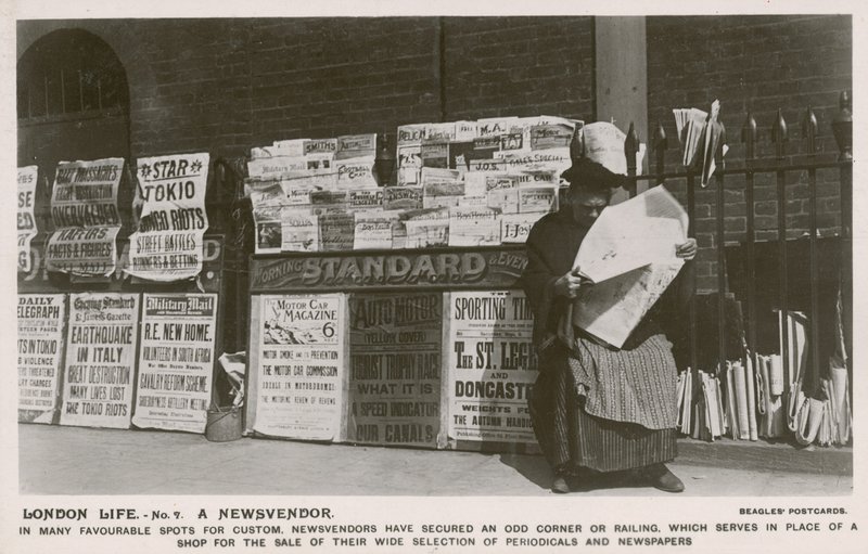 Londoner Leben, ein Zeitungsverkäufer von English Photographer