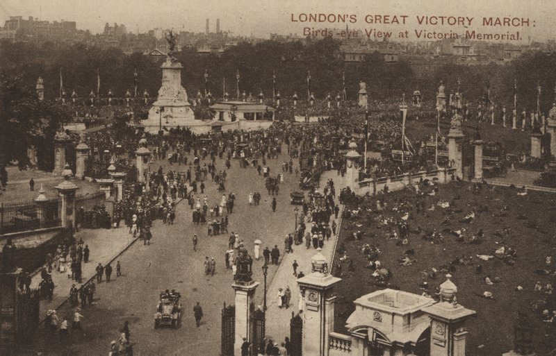Londons großer Siegesmarsch, Vogelperspektive am Victoria Memorial (s/w Foto) von English Photographer