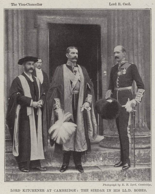 Lord Kitchener in Cambridge, der Sirdar in seinen LLD-Roben von English Photographer