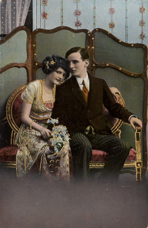 Mann und Frau mit einem Blumenstrauß von English Photographer