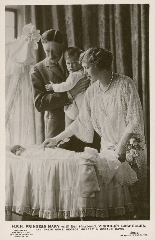 Mary, Prinzessin Royal, und ihr Ehemann, Viscount Lascelles, mit ihren Söhnen George und Gerald von English Photographer