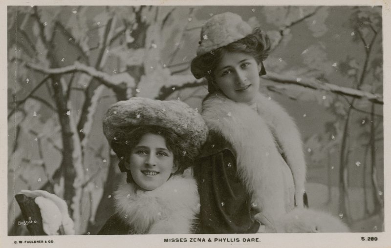 Misses Zena und Phyllis Dare von English Photographer