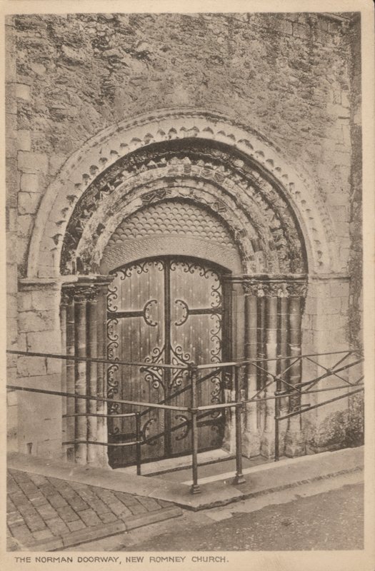 Normannisches Portal der St. Nicholas Church, New Romney, Kent von English Photographer