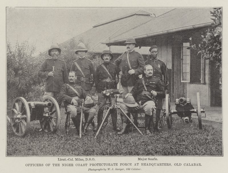 Offiziere der Niger Coast Protectorate Force am Hauptquartier, Old Calabar von English Photographer