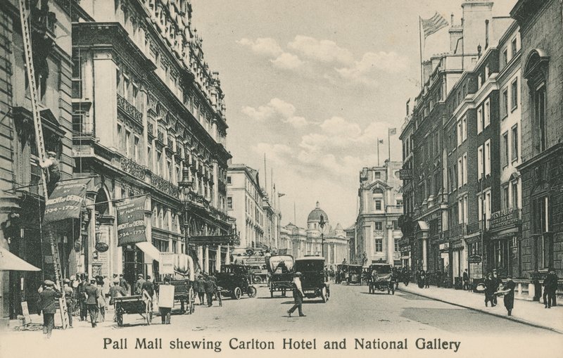 Pall Mall East mit Carlton Hotel und National Gallery von English Photographer