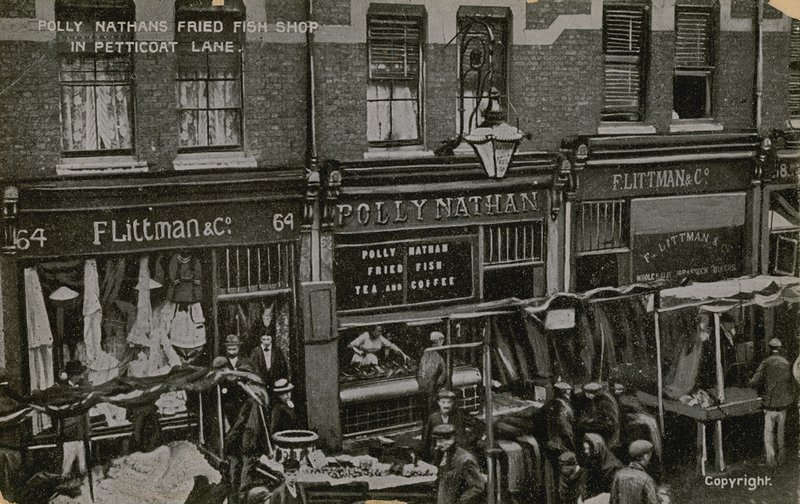 Polly Nathans Fischbraterei, Petticoat Lane, London von English Photographer