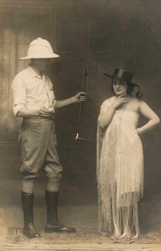Porträt eines Mannes in Reitkleidung und einer Frau mit Hut und Kleid von English Photographer