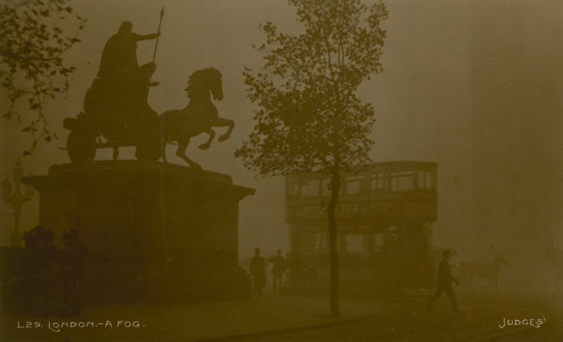 Postkarte mit einem Bild von London im Smog von English Photographer