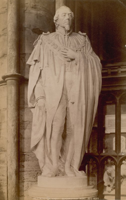 Postkarte mit einem Bild einer Statue von Benjamin Disraeli von English Photographer