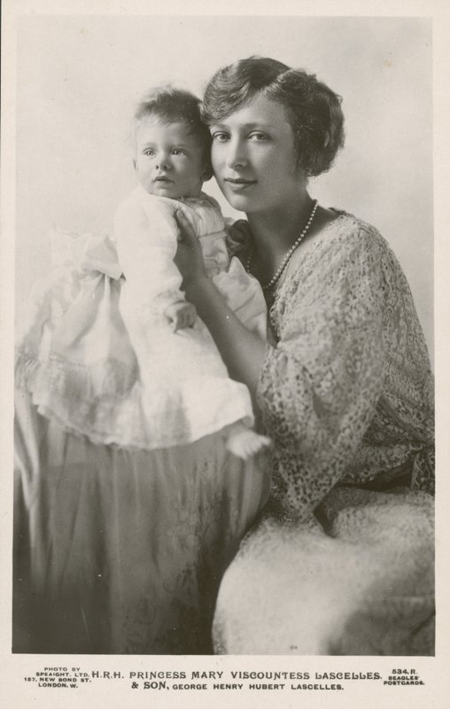 Prinzessin Mary, Viscountess Lascelles, mit ihrem ältesten Sohn George von English Photographer