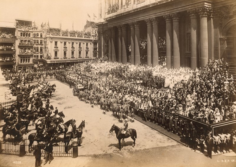 Königin Victoria, Diamantjubiläumsprozession erreicht St. Pauls, 1897 von English Photographer