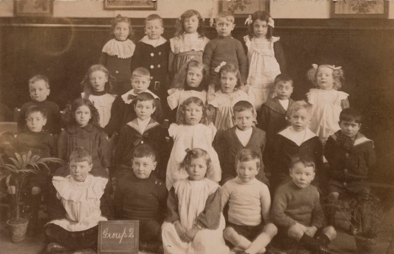 Schulkinder, Norfolk, frühes 20. Jahrhundert von English Photographer