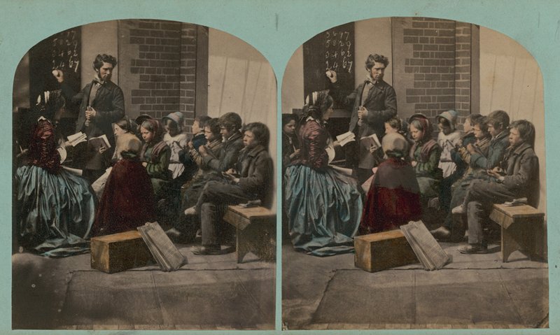 Stereoskopisches Bild eines Lehrers, der an eine Tafel schreibt von English Photographer