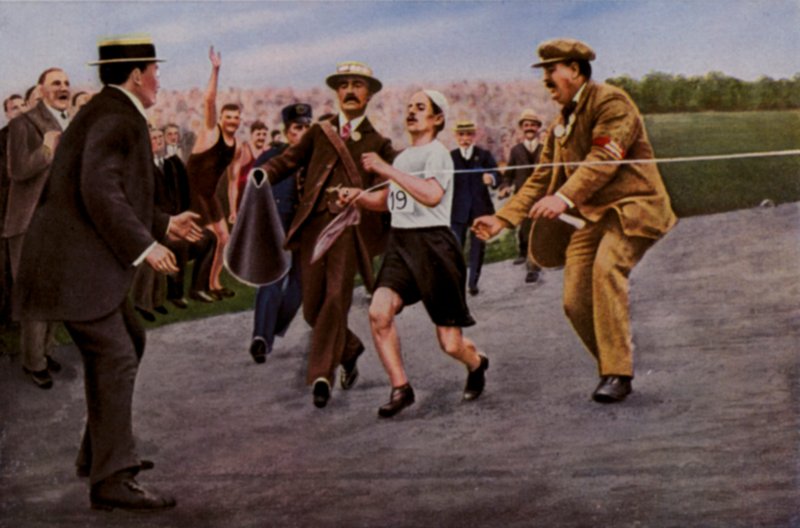 Leidet unter Dehydration und Erschöpfung. Der italienische Athlet Dorando Pietri wird über die Ziellinie geholfen, um den Marathon bei den Olympischen Spielen in London 1908 zu gewinnen von English Photographer