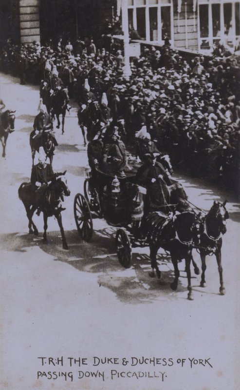 TRH Der Herzog und die Herzogin von York auf der Piccadilly von English Photographer