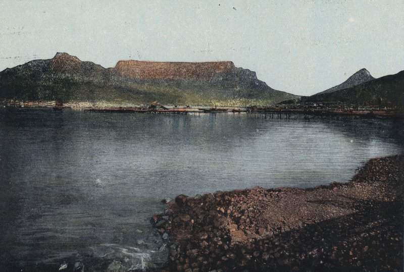 Tafelberg, Löwenkopf und Teufelsspitze, von der Tafelbucht aus von English Photographer