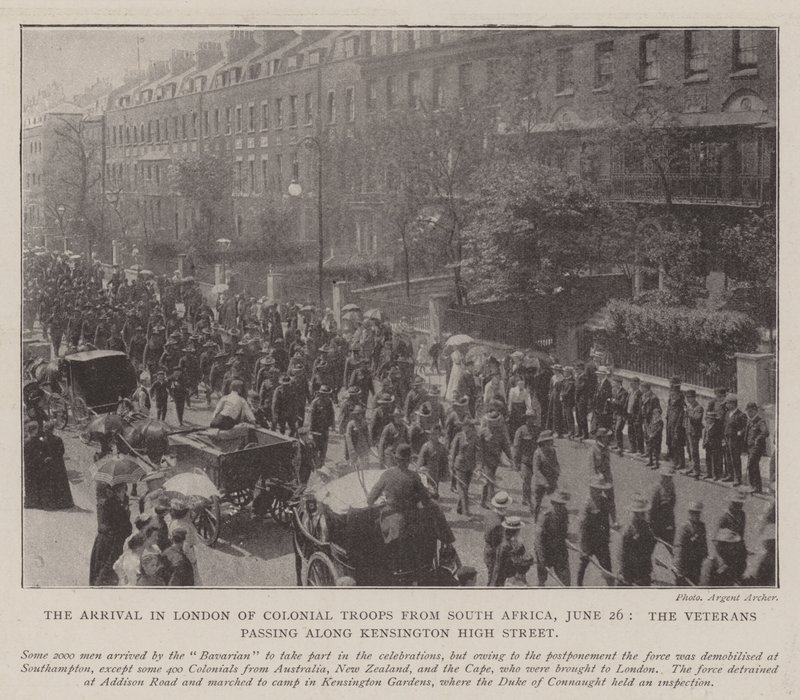 Die Ankunft in London von Kolonialtruppen aus Südafrika, 26. Juni, die Veteranen ziehen die Kensington High Street entlang von English Photographer