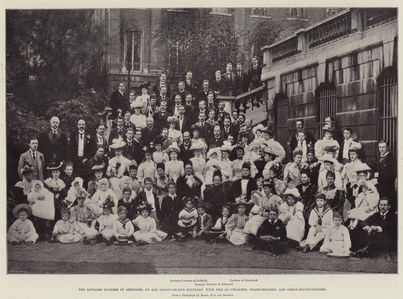 Die verwitwete Herzogin von Abercorn, an ihrem zweiundachtzigsten Geburtstag mit ihren 101 Kindern, Enkeln und Urenkeln von English Photographer