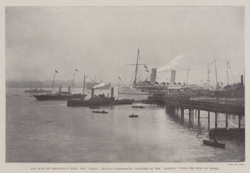 Die Reise des Herzogs von Cornwall, die Ophir verlässt Portsmouth, gefolgt von der Alberta mit dem König an Bord von English Photographer