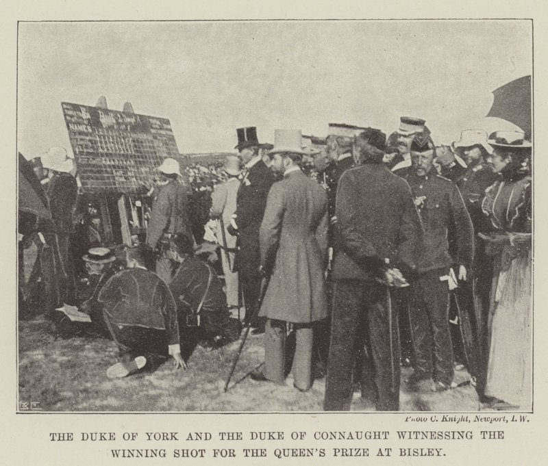 Der Herzog von York und der Herzog von Connaught beobachten den Gewinnschuss für den Queens-Preis in Bisley von English Photographer